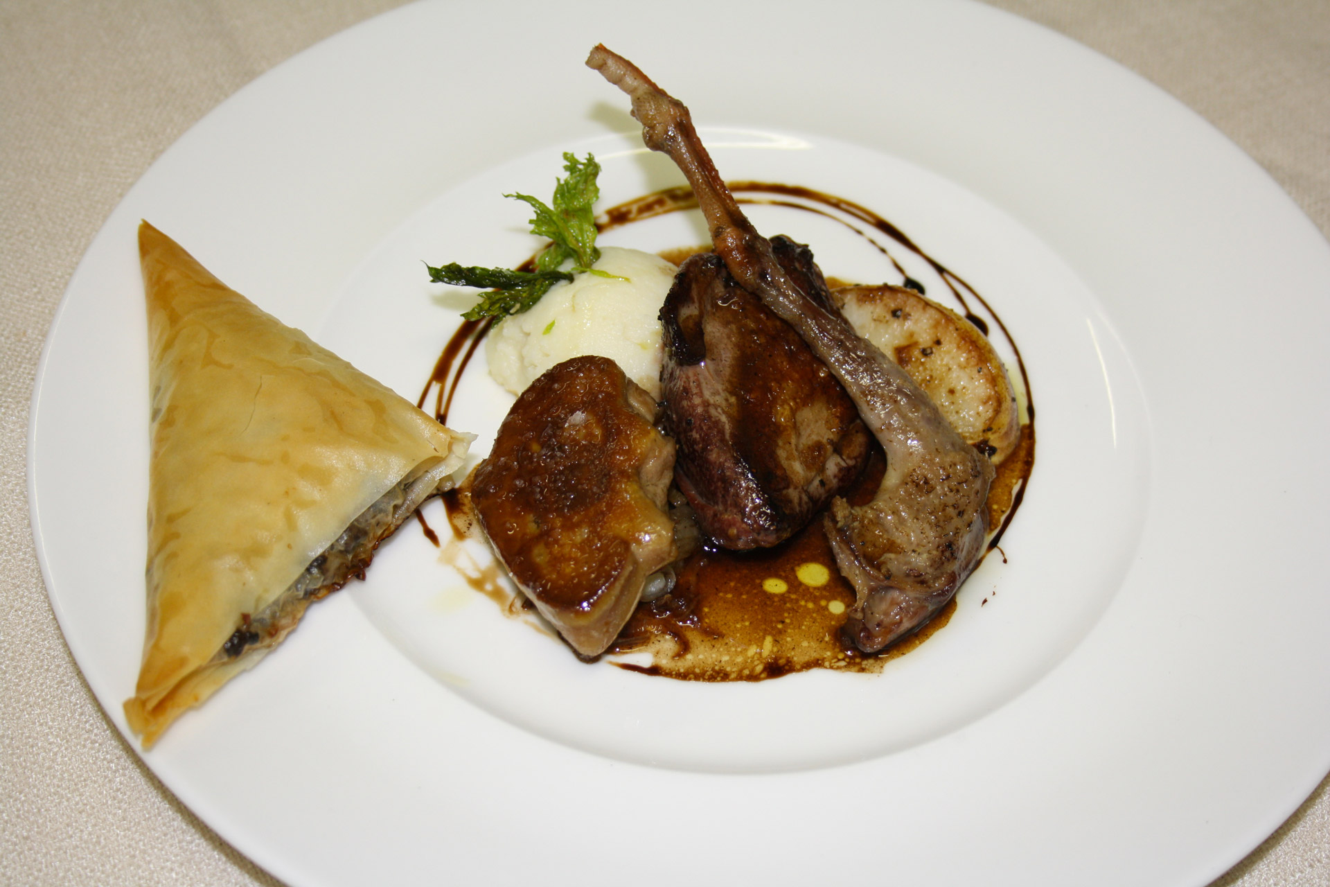 pigeon en deux cuisson et samosa d'abattis, foie gras poelé - L'antre Gourmand