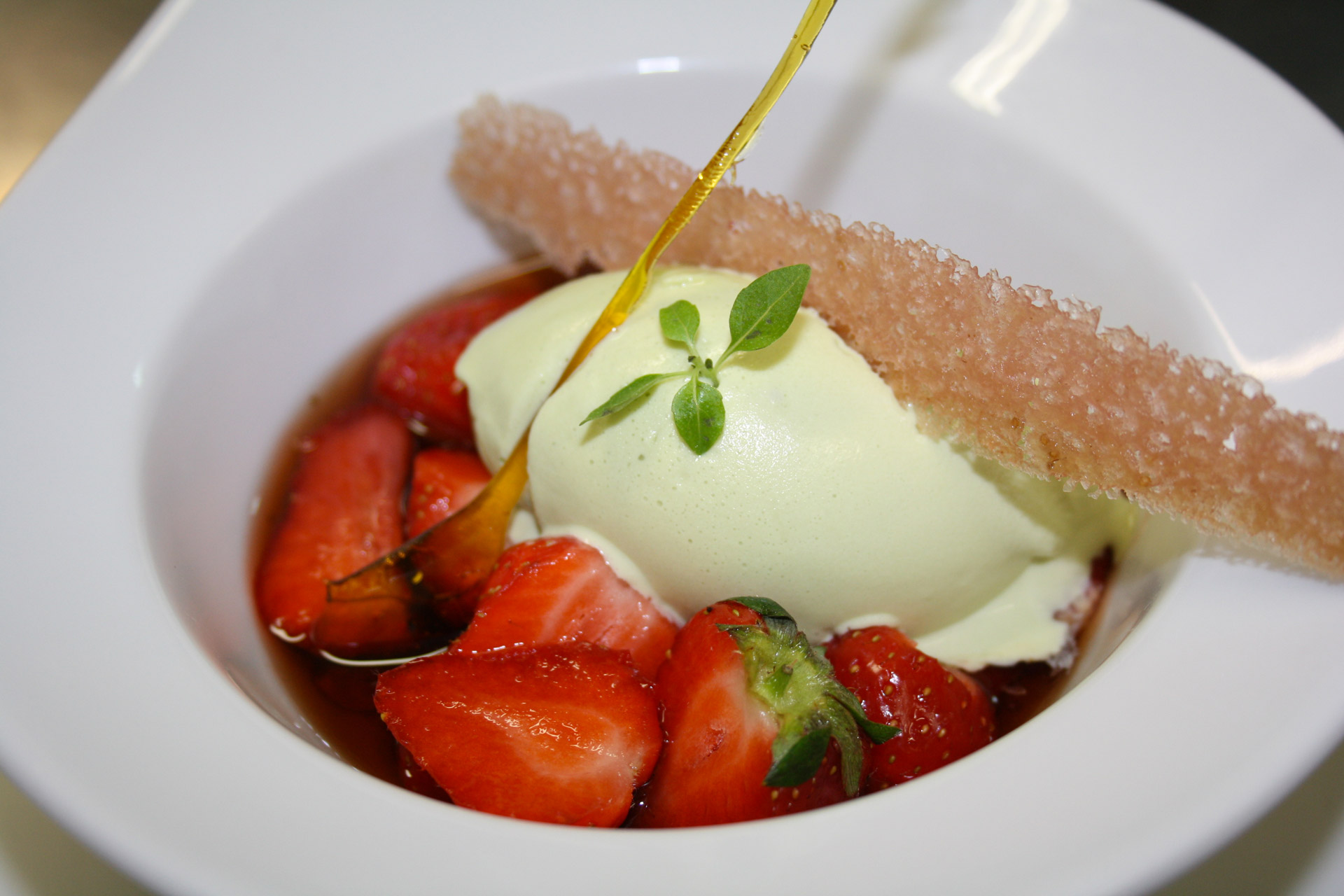 Salade de fraise au balsamique, creme glacée au basilic - L'antre Gourmand